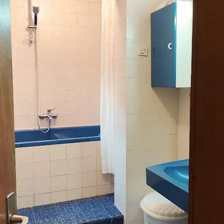 Digital Nomad, 80 Sqm, Free Park,16 Min By Walk To Center, Quiet Nbhd * Skopje